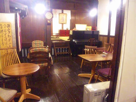 蔵を改装した喫茶室にはピアノが置かれています。