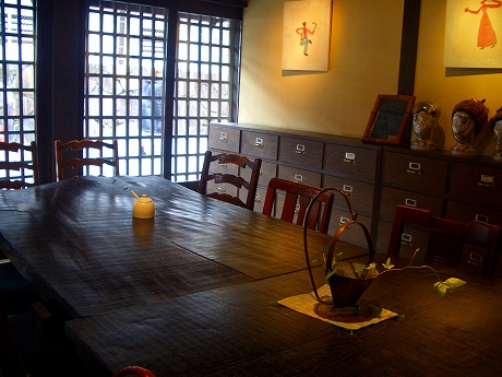 壱之町珈琲店のテーブルは波を打っていて趣があります。