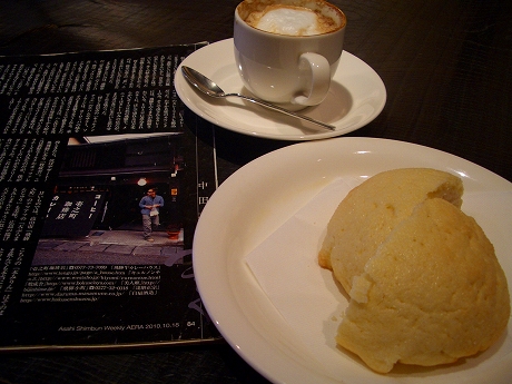 壱之町珈琲店のメロンパンとカフェラテ。
